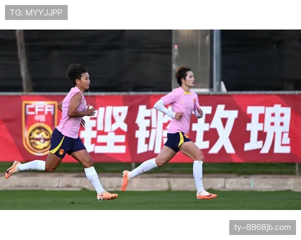 朱雪莹穿得像学生会主席，真没想到她赛场外还有这么一套生活风格！