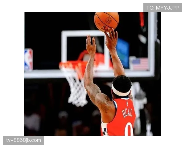 比尔的无球移动胜过布克，制造更多三分空位